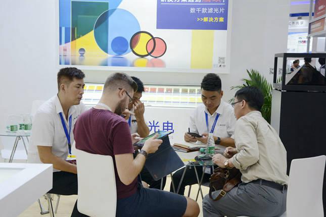 國外客戶了解納宏光電的濾光片產(chǎn)品 國外客戶了解納宏光電的濾光片產(chǎn)品