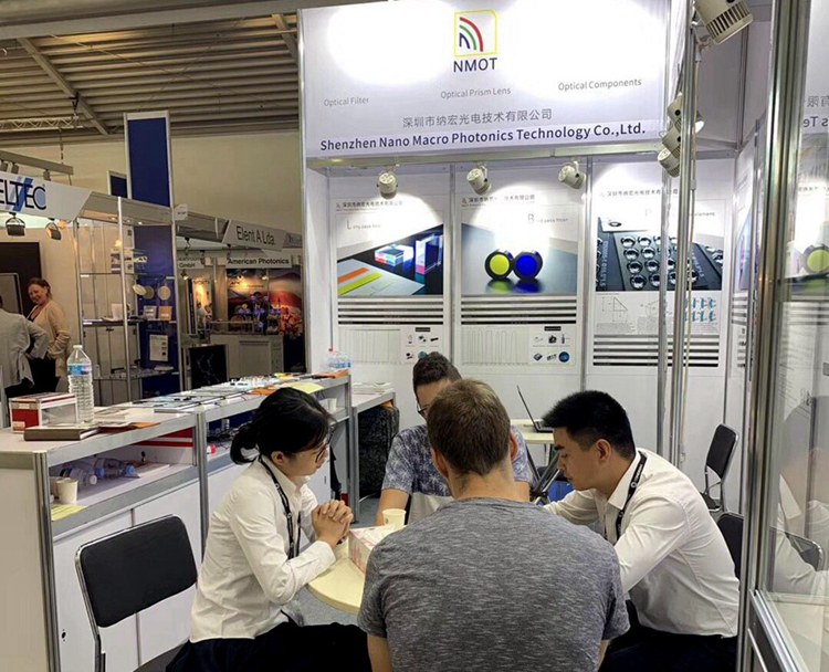 歐洲客戶正在了解濾光片產(chǎn)品 歐洲客戶正在了解濾光片產(chǎn)品