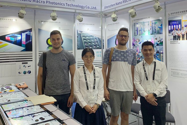 歐洲客戶了解濾光片之后合影留念 歐洲客戶了解濾光片之后合影留念