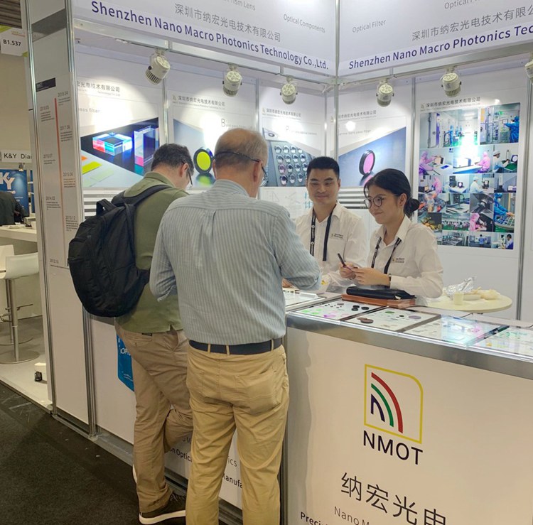 納宏光電正在介紹濾光片產(chǎn)品 納宏光電正在介紹濾光片產(chǎn)品