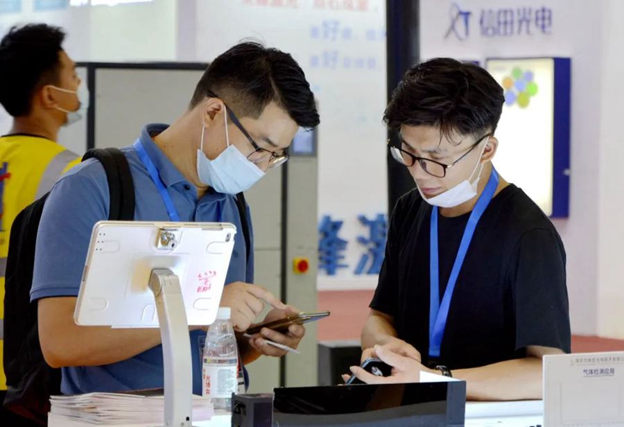 客戶在看濾光片產品