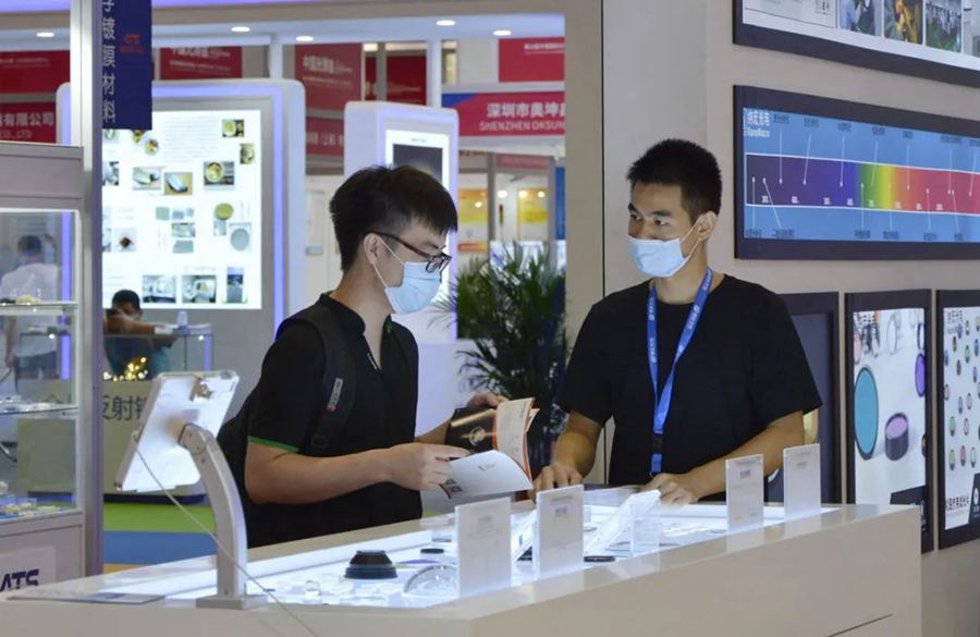 為客戶解答濾光片產品問題