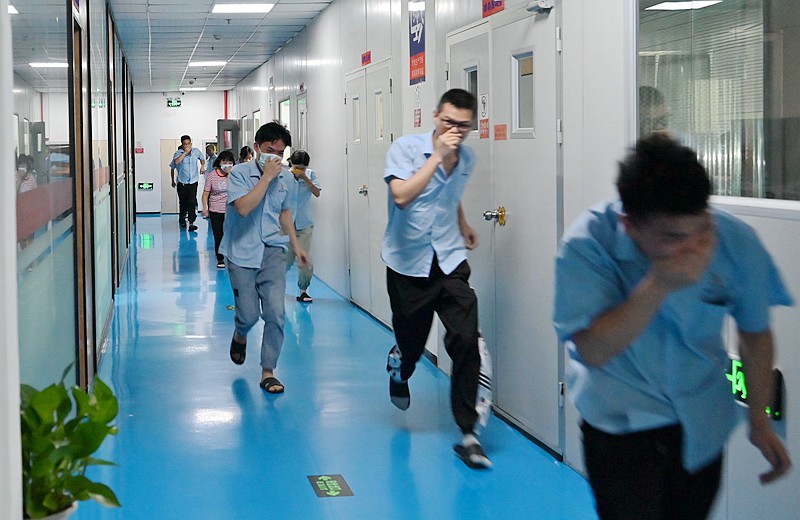 員工現(xiàn)場模擬火災(zāi)逃生 員工現(xiàn)場模擬火災(zāi)逃生