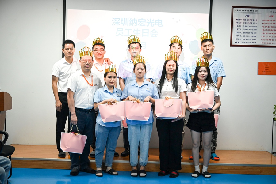 生日會(huì)合影留念 生日會(huì)合影留念